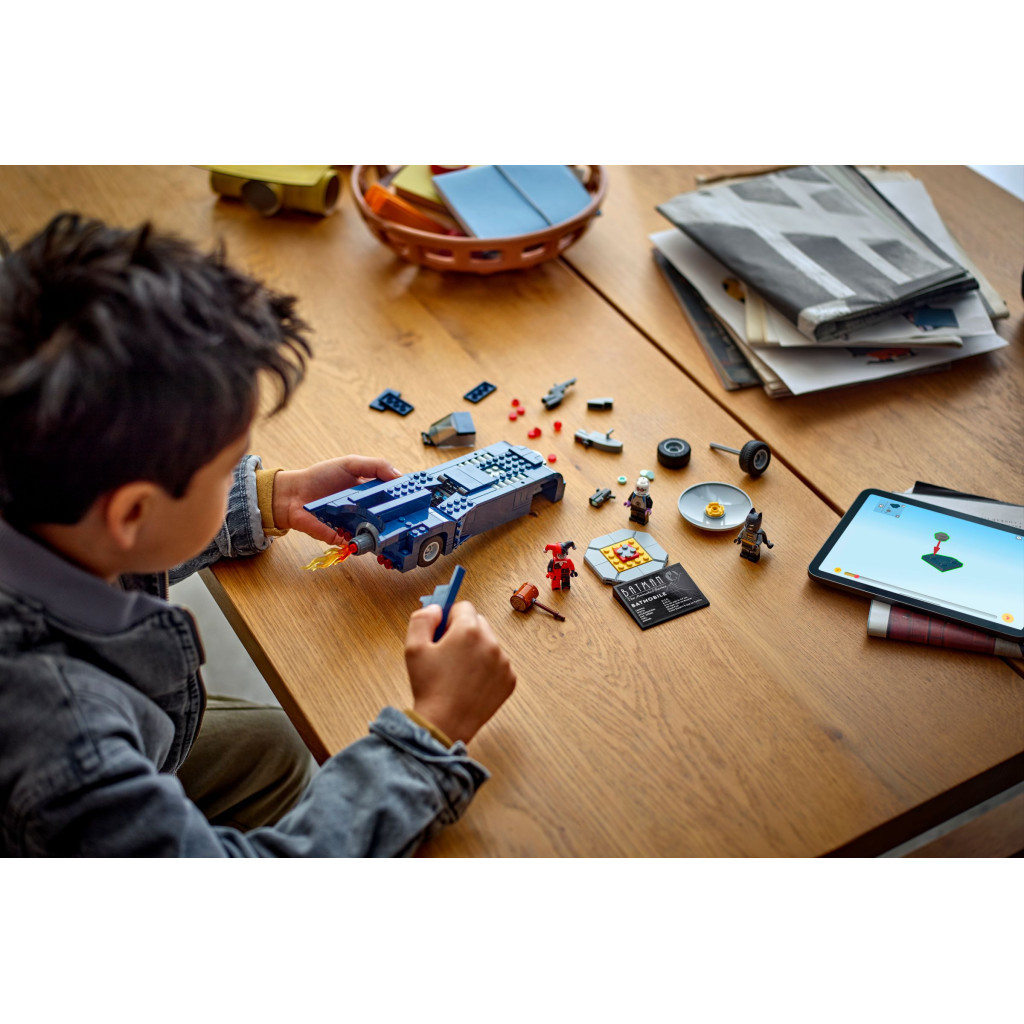 Конструктор LEGO Batman Бетмен на бетмобілі проти Харлі Квін і Містера Фріза (76274) - зображення 9