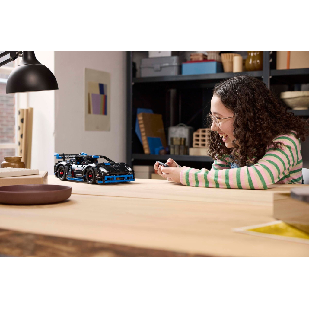 Конструктор LEGO Technic Автомобіль для перегонів Porsche GT4 e-Performance (42176) - зображення 8