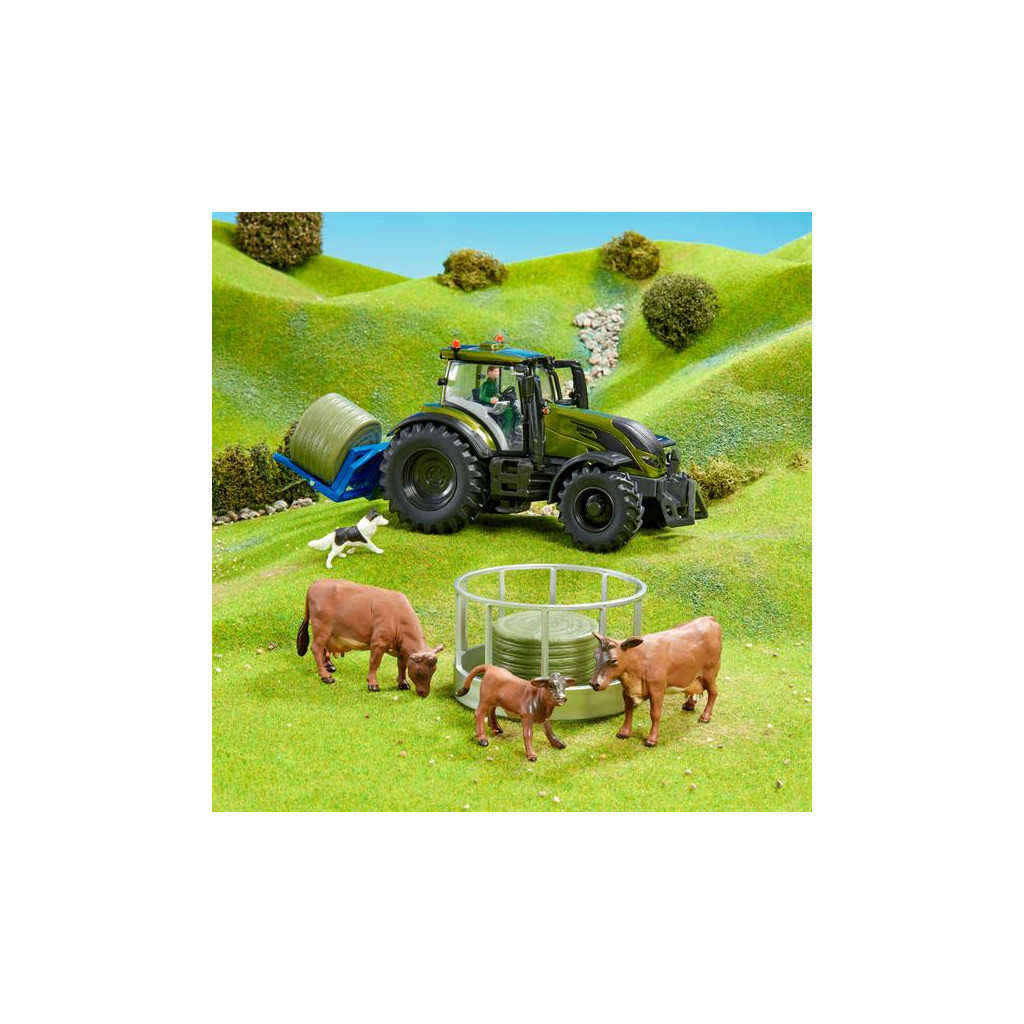 Спецтехніка Britains Модель трактора Valtra з аксесуарами та фігурками 1:32 (43323) - зображення 2
