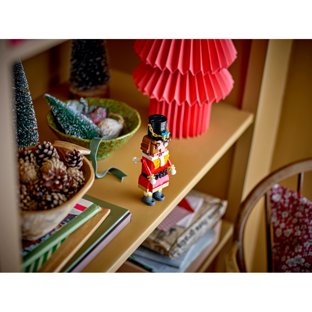 Конструктор LEGO Iconic Лускунчик (40640) - зображення 5