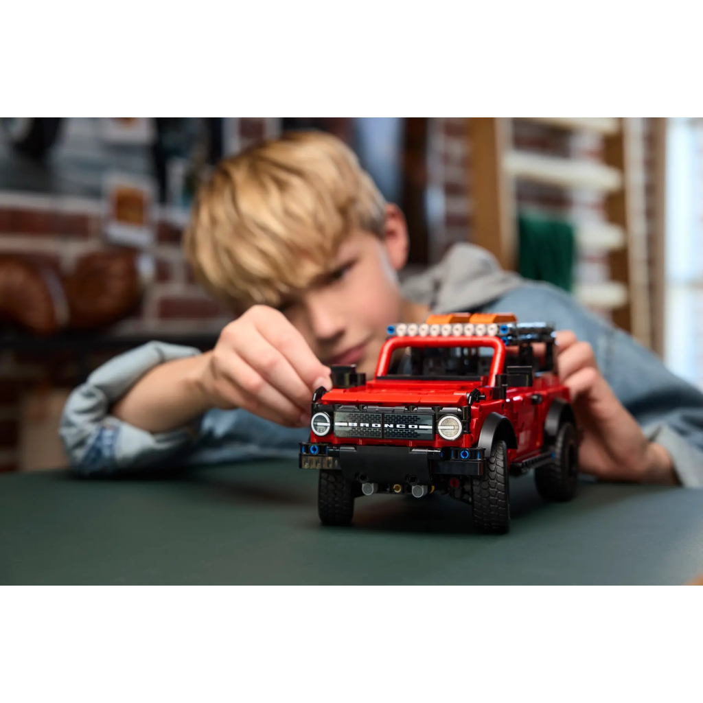 Конструктор LEGO Technic Позашляховик Ford Bronco (42213) - зображення 10