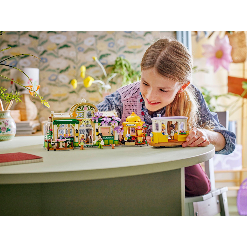 Конструктор LEGO Friends Кав'ярня з рослинами та квітковий магазин (42671) - зображення 11