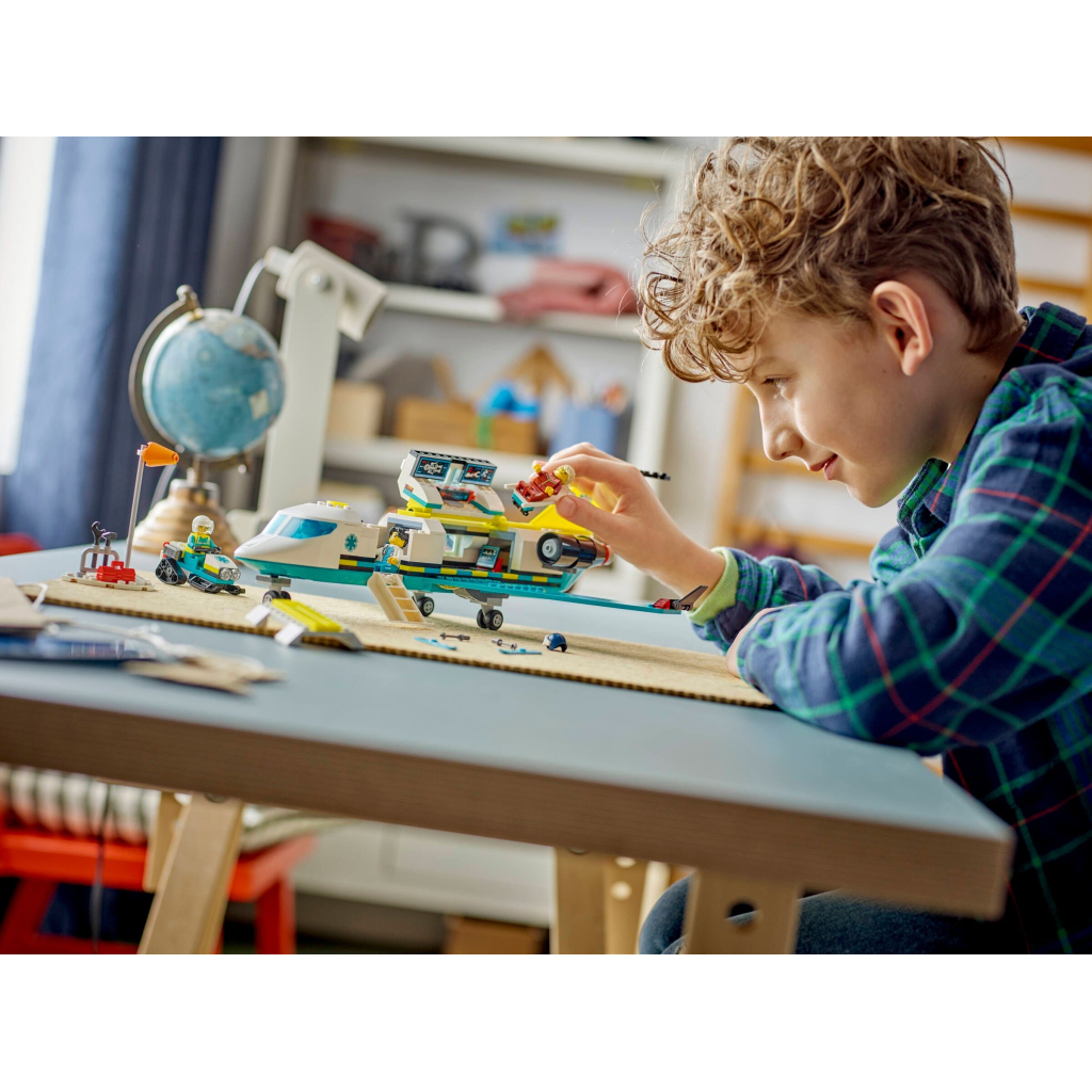 Конструктор LEGO City Літак швидкої медичної допомоги (60465) - зображення 10