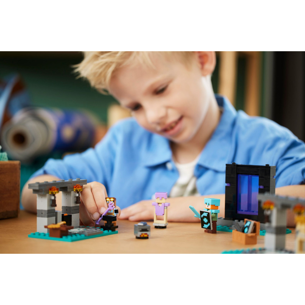 Конструктор LEGO Minecraft Зброярня 203 деталей (21252) - зображення 10
