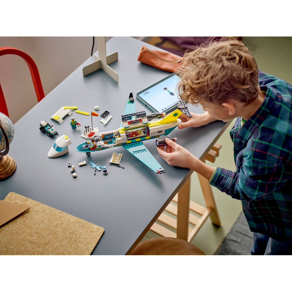 Конструктор LEGO City Літак швидкої медичної допомоги (60465) - зображення 9