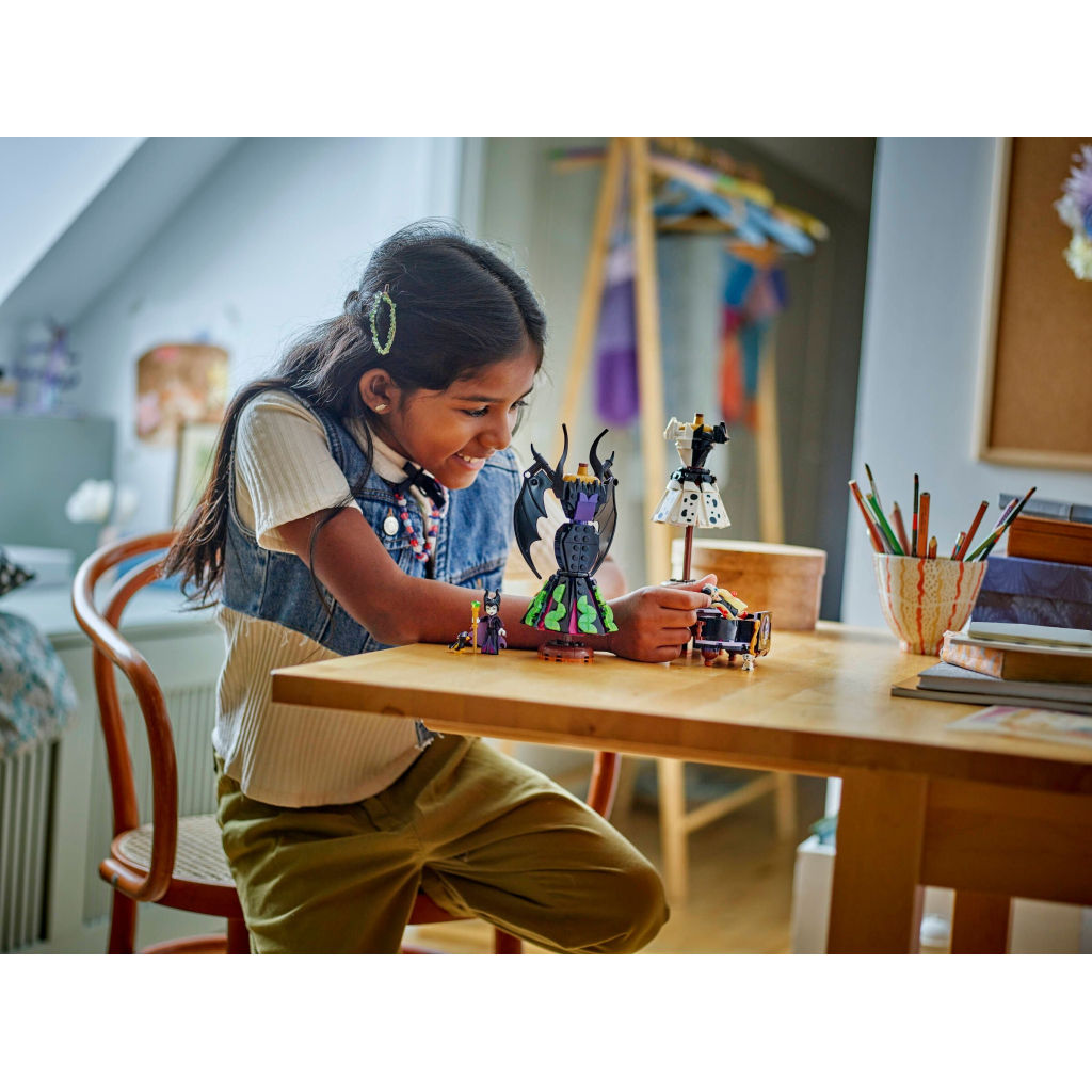 Конструктор LEGO Disney Classic Сукні Малефісенти та Лютелли де Віль (43262) - зображення 7