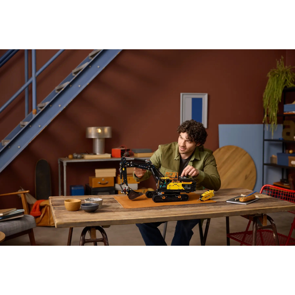 Конструктор LEGO Technic Екскаватор Volvo EC500 Hybrid (42215) - зображення 12