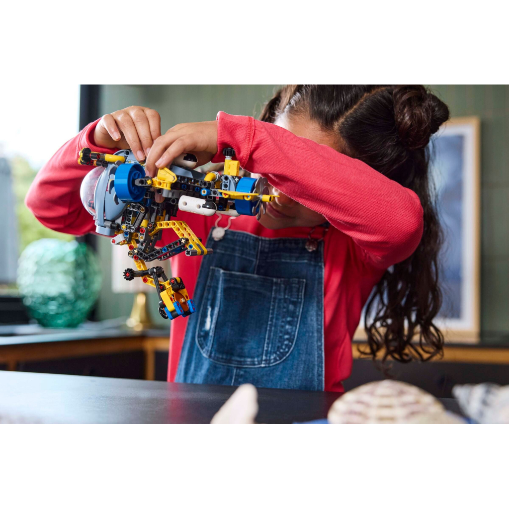 Конструктор LEGO Technic Глибоководний дослідницький підводний човен (42201) - зображення 12
