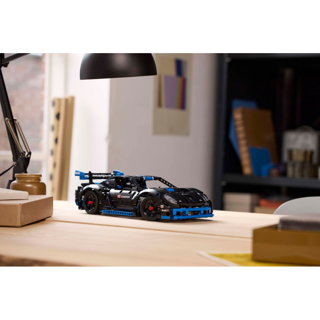 Конструктор LEGO Technic Автомобіль для перегонів Porsche GT4 e-Performance (42176) - зображення 11
