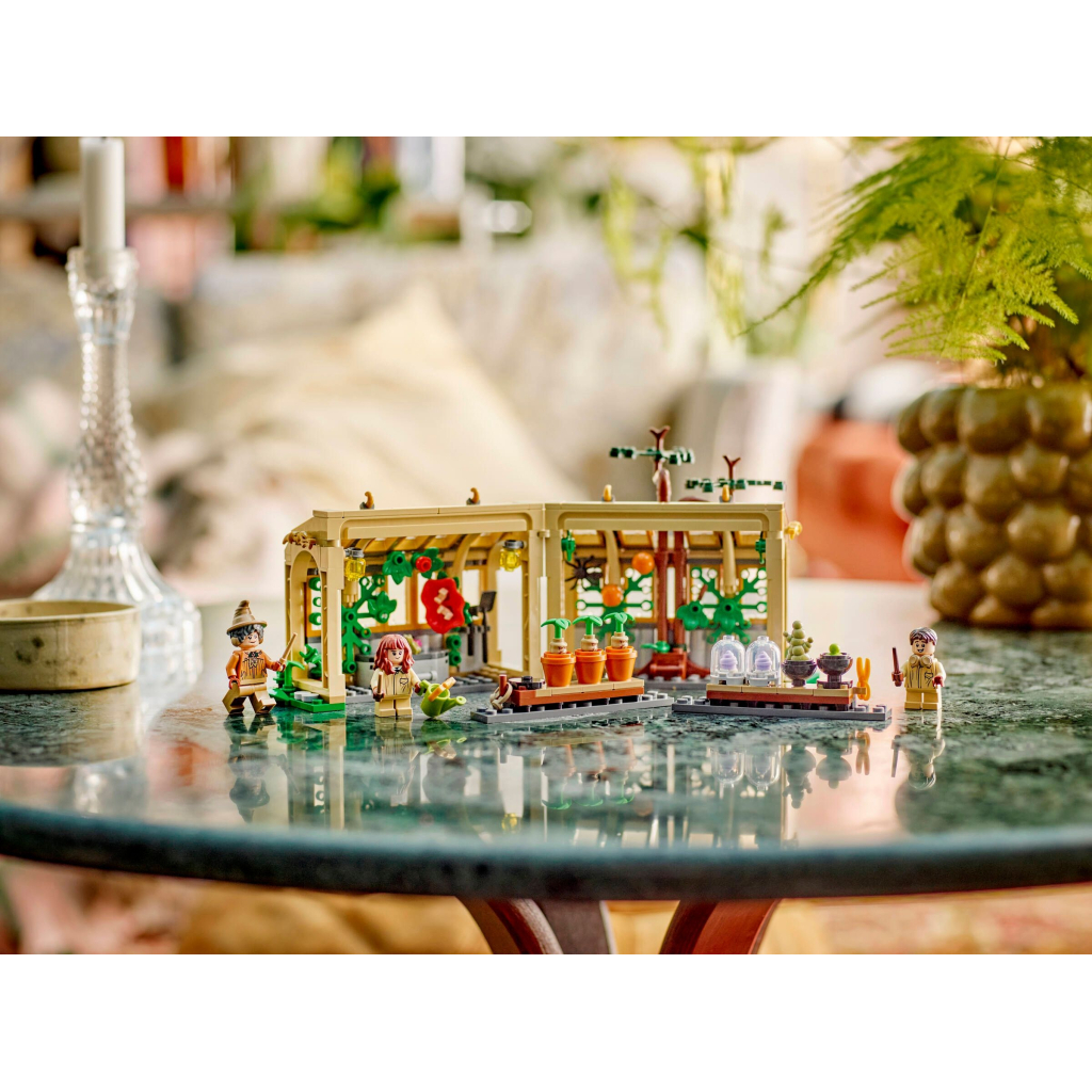 Конструктор LEGO Harry Potter Замок Хогвартс: урок гербології (76445) - зображення 11