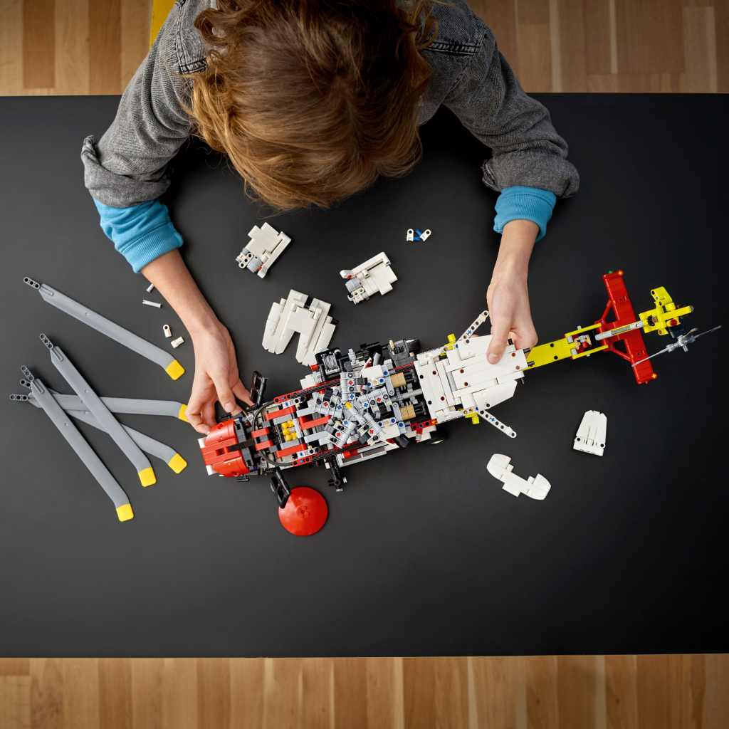 Конструктор LEGO Technic Рятувальний гелікоптер Airbus H175 2001 деталь (42145) - зображення 4