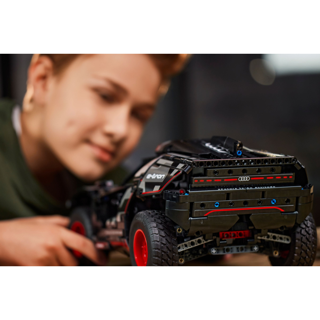 Конструктор LEGO Technic Audi RS Q e-tron 914 деталей (42160) - зображення 9