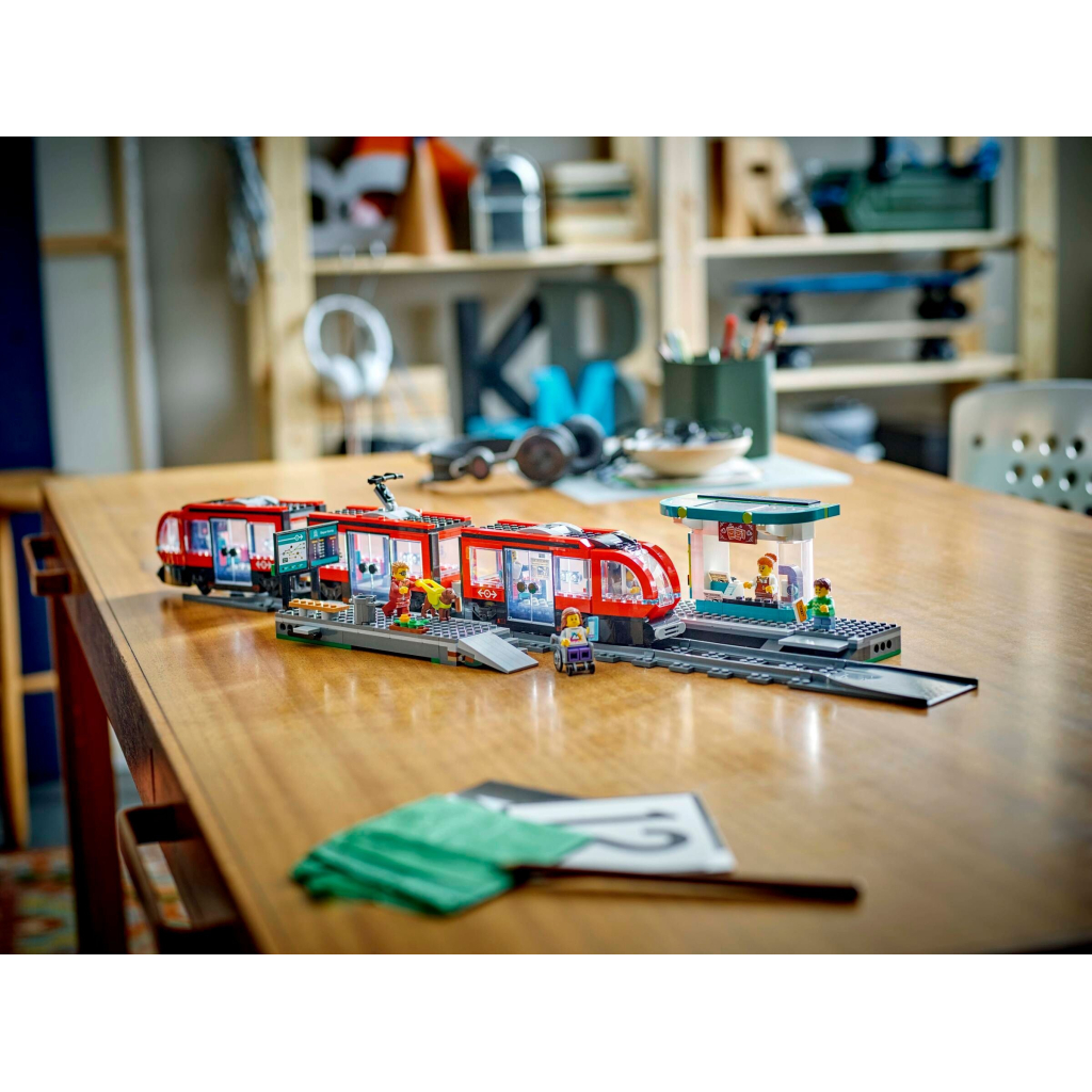 Конструктор LEGO City Трамвай і вокзал у центрі міста 811 деталей (60423) - зображення 11