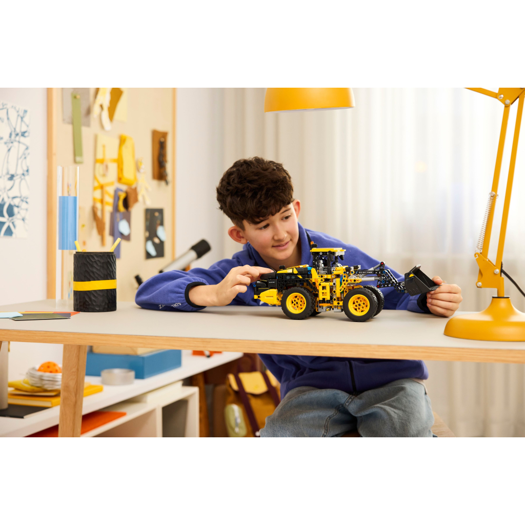 Конструктор LEGO Technic Колісний навантажувач Volvo L120 Electric (42209) - зображення 10