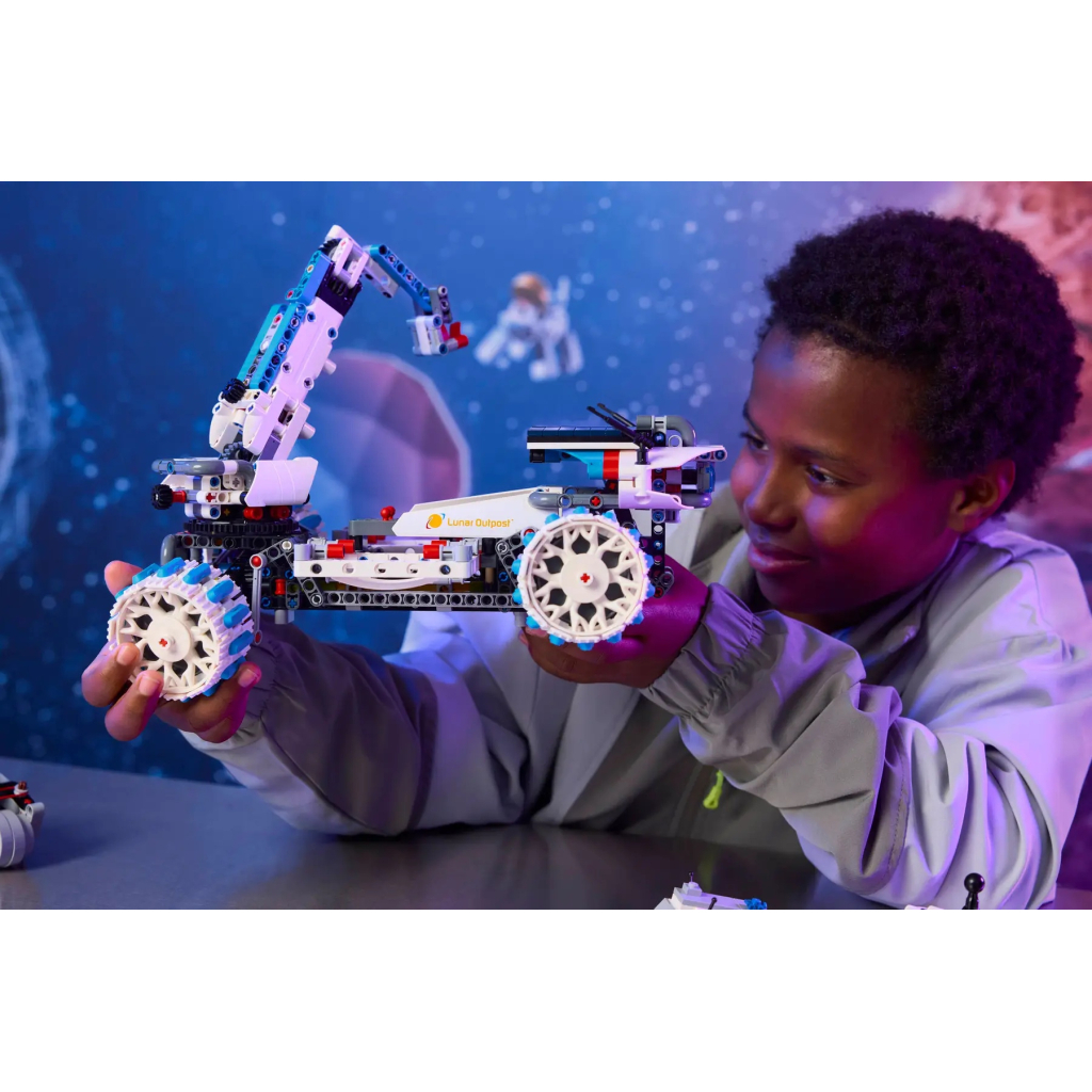 Конструктор LEGO Technic Місяцехід Lunar Outpost. Космічний корабель (42211) - зображення 11