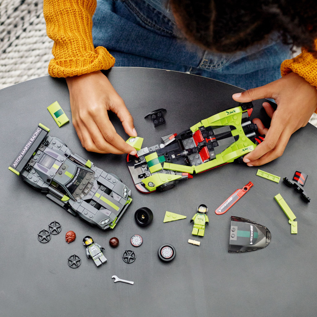 Конструктор LEGO Speed Champions Aston Martin Valkyrie AMR Pro і Aston Martin Vantage GT3 592 деталі (76910) - зображення 4