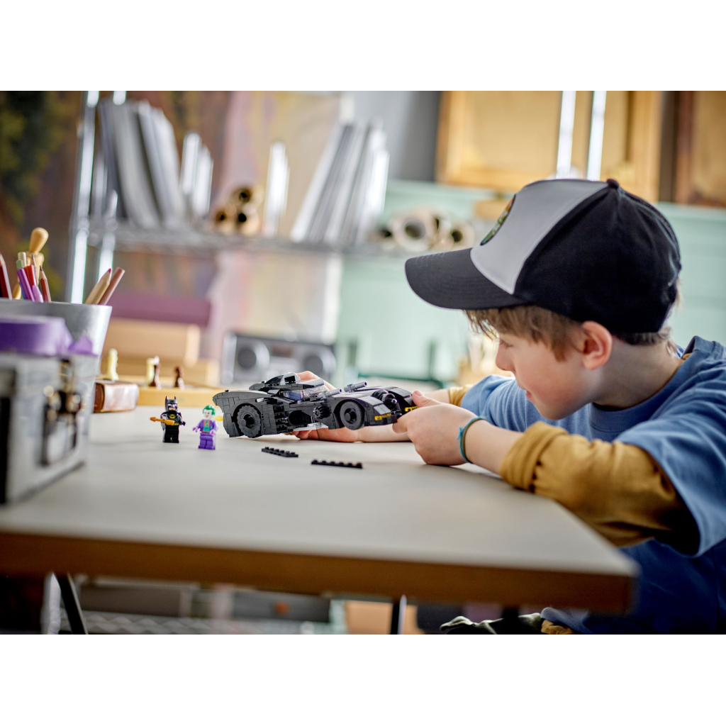 Конструктор LEGO DC Batman Бетмобіль: Переслідування. Бетмен проти Джокера (76224) - зображення 7