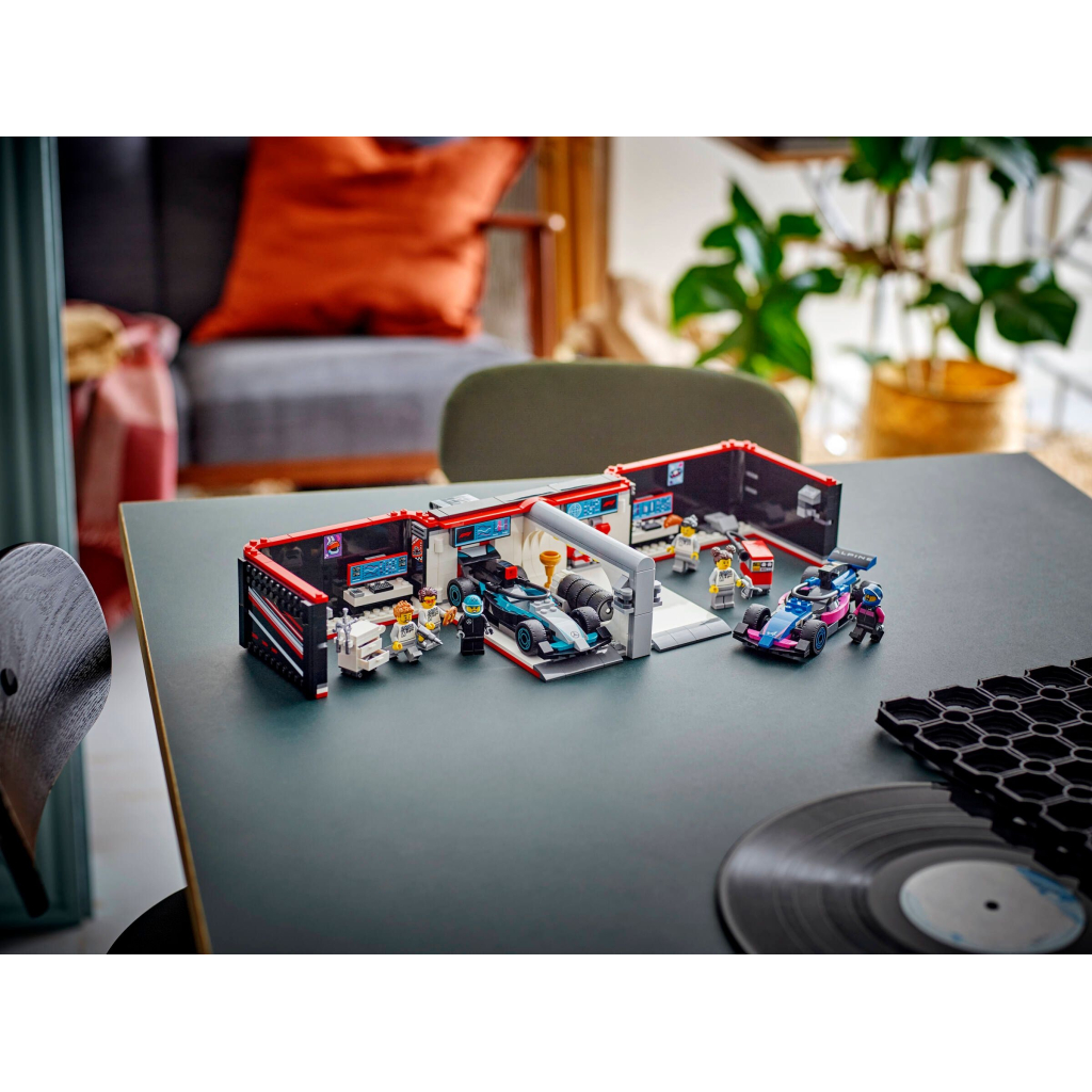 Конструктор LEGO City Гараж F1 та автомобілі Mercedes-AMG і Alpine (60444) - зображення 11