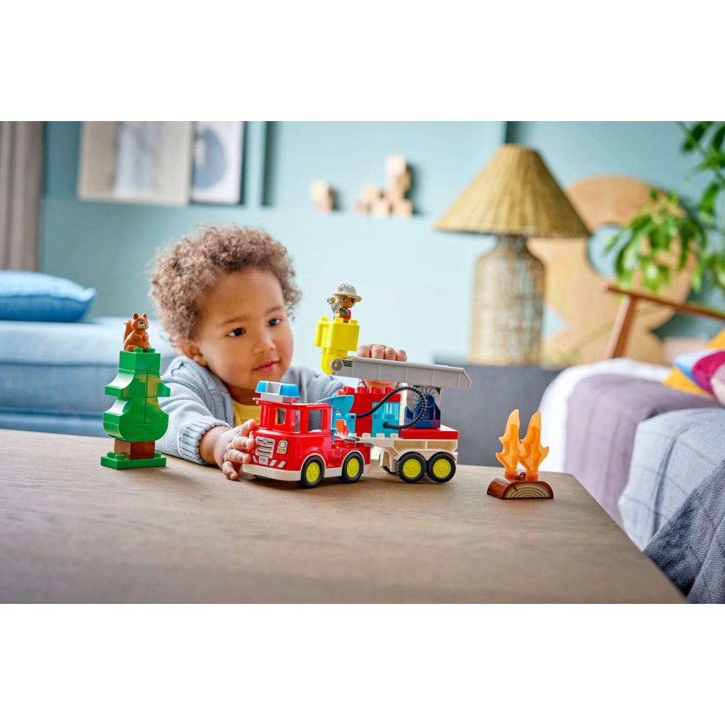 Конструктор LEGO DUPLO Town Пожежна машина зі шлангом і пожежником (10473) - зображення 9