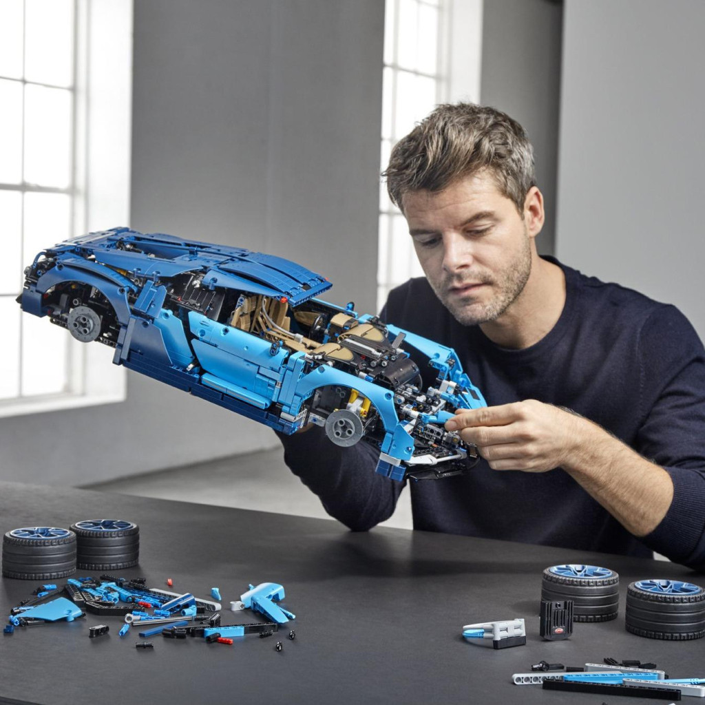 Конструктор LEGO Автомобіль Bugatti Chiron 3599 деталей (42083) - зображення 5