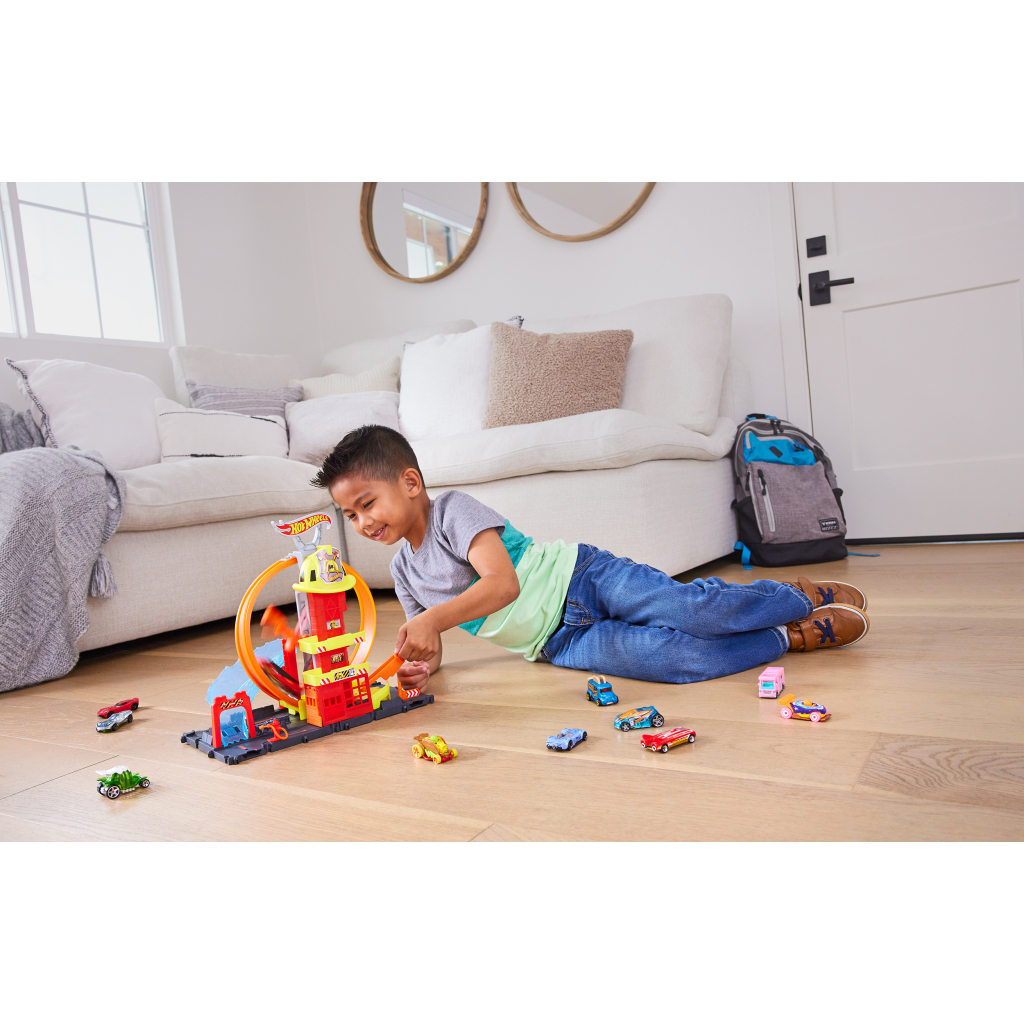 Автотрек Hot Wheels Супер петля з пожежною станцією (HKX41) - зображення 5