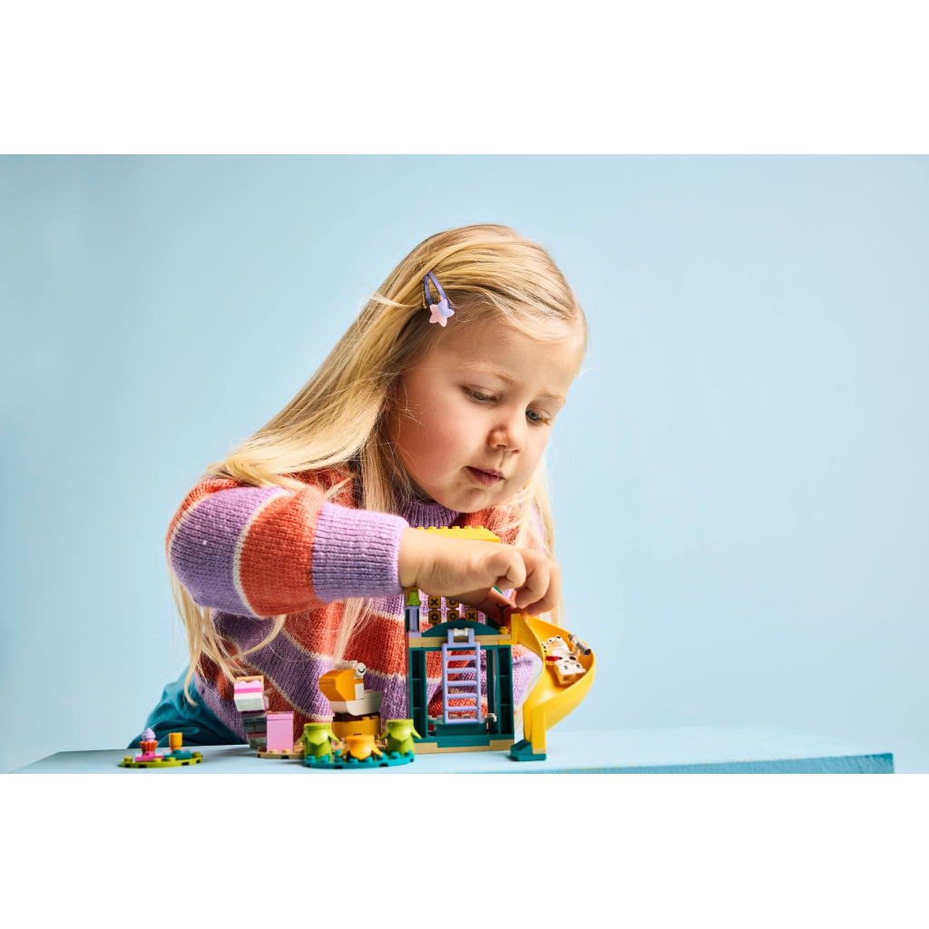 Конструктор LEGO Bluey Веселощі з Блуї та Хлоєю на ігровому майданчику (11201) - зображення 9