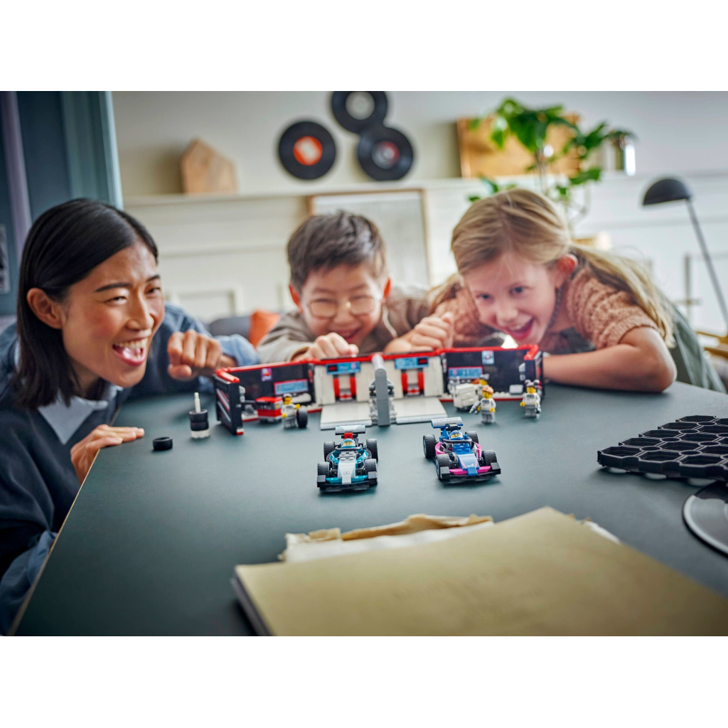 Конструктор LEGO City Гараж F1 та автомобілі Mercedes-AMG і Alpine (60444) - зображення 9