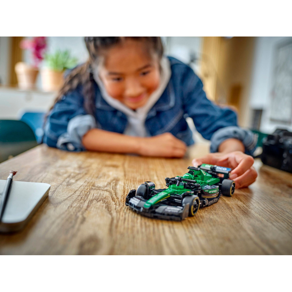Конструктор LEGO Speed Champions Автомобіль для перегонів Aston Martin Aramco F1® AMR24 (77245) - зображення 9