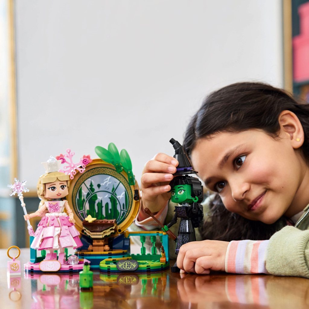 Конструктор LEGO Wicked Фігурки Ельфаби й Ґлінди 558 деталей (75682) - зображення 7