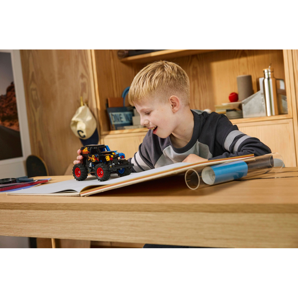 Конструктор LEGO Technic Monster Jam Grave Digger Вогонь і лід (42219) - зображення 8