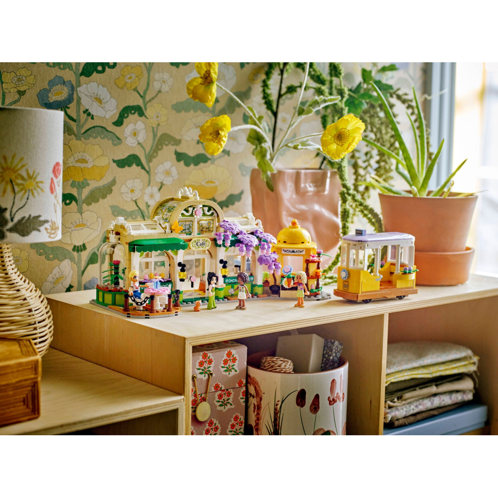 Конструктор LEGO Friends Кав'ярня з рослинами та квітковий магазин (42671) - зображення 12
