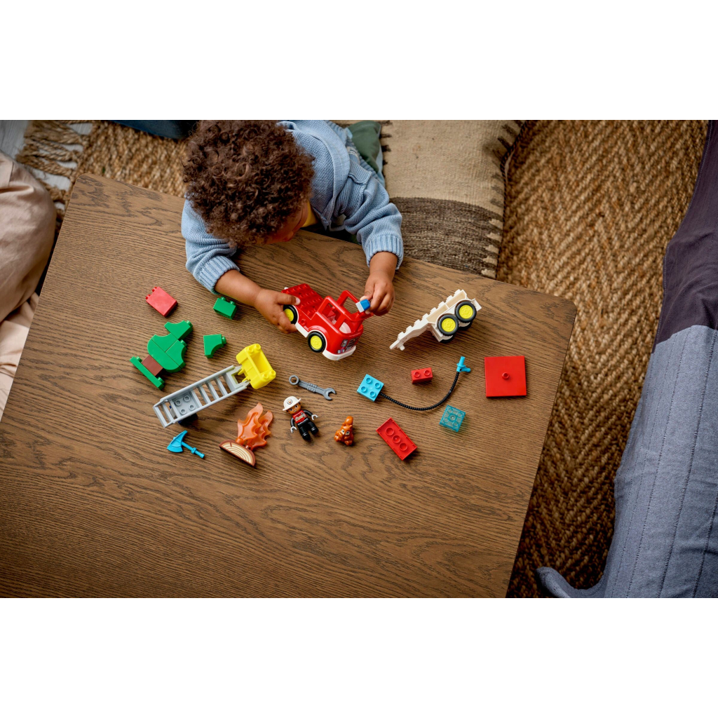 Конструктор LEGO DUPLO Town Пожежна машина зі шлангом і пожежником (10473) - зображення 8