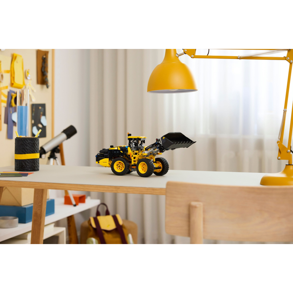 Конструктор LEGO Technic Колісний навантажувач Volvo L120 Electric (42209) - зображення 12