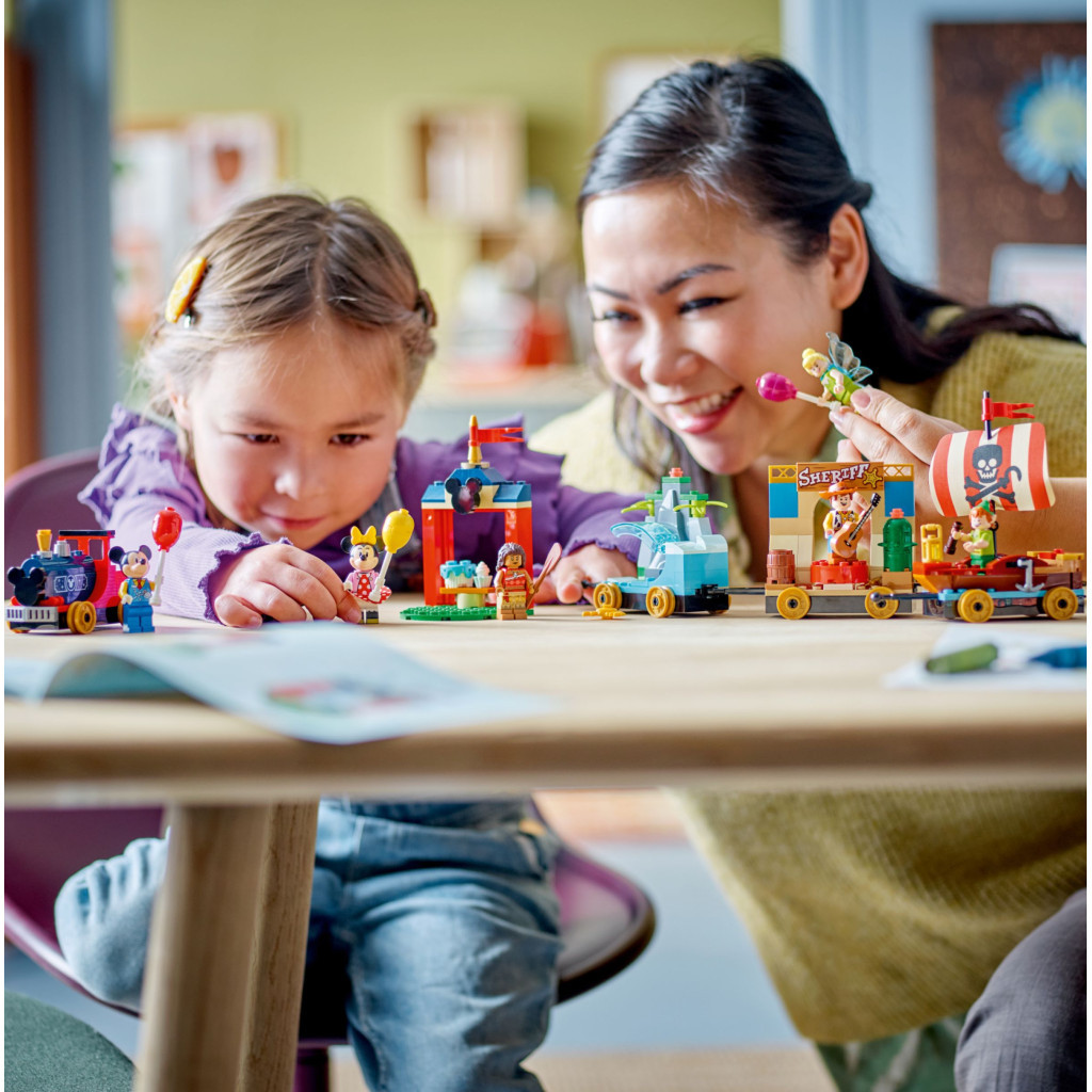 Конструктор LEGO Disney Classic Святковий діснеївський потяг 191 деталь (43212) - зображення 11