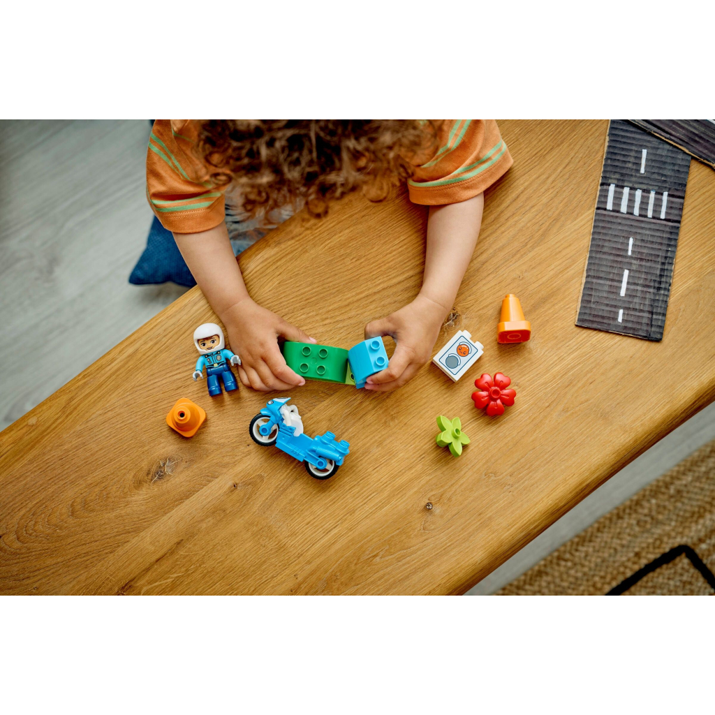 Конструктор LEGO DUPLO Town Синій поліцейський мотоцикл (10471) - зображення 7