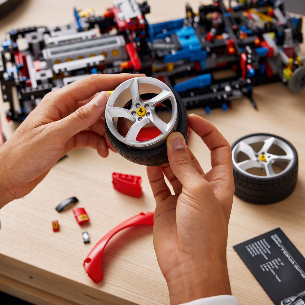 Конструктор LEGO Technic Ferrari Daytona SP3 (42143) - зображення 6