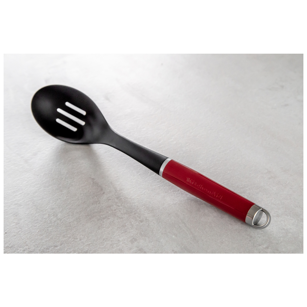 Ложка кухарська KitchenAid Coreline для сервіровки з прорізами, 35,3 см, червона (KAG004OHERE) - зображення 6