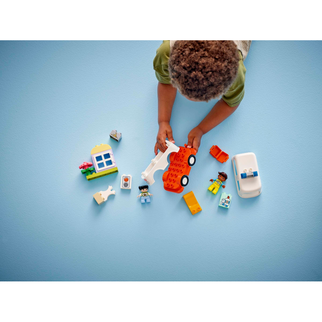 Конструктор LEGO DUPLO Town Швидка допомога та водій (10447) - зображення 8