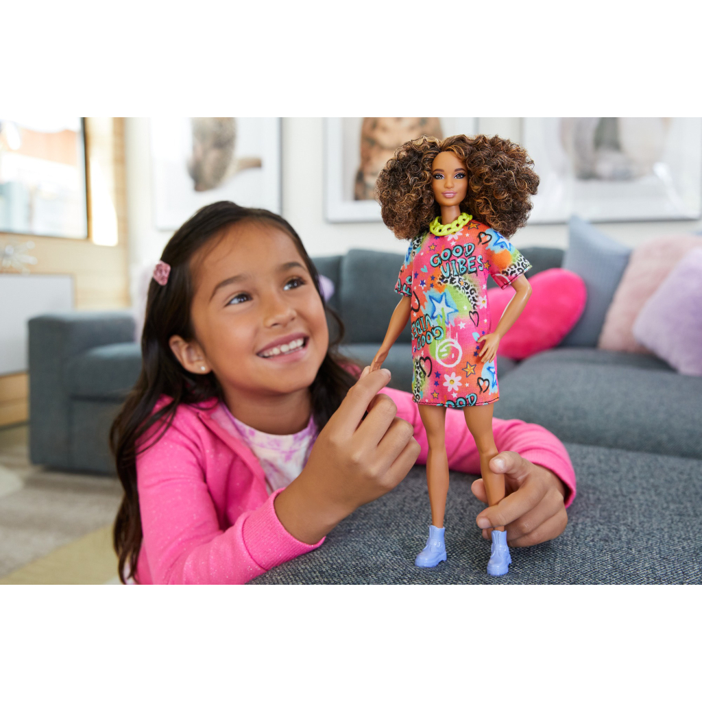 Лялька Barbie Модниця в яскравій сукні-футболці (HJT00) - зображення 4