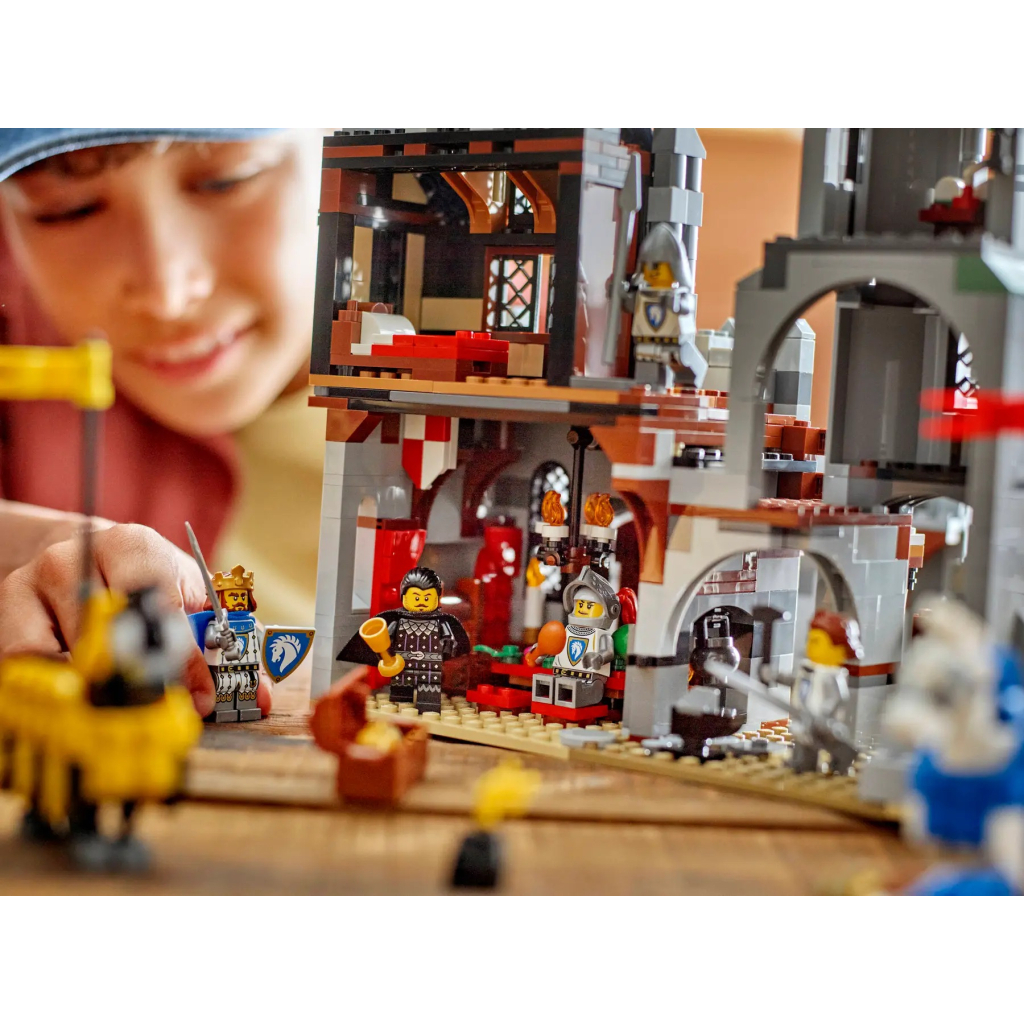 Конструктор LEGO Creator Середньовічний замок із лицарем на коні (31168) - зображення 9