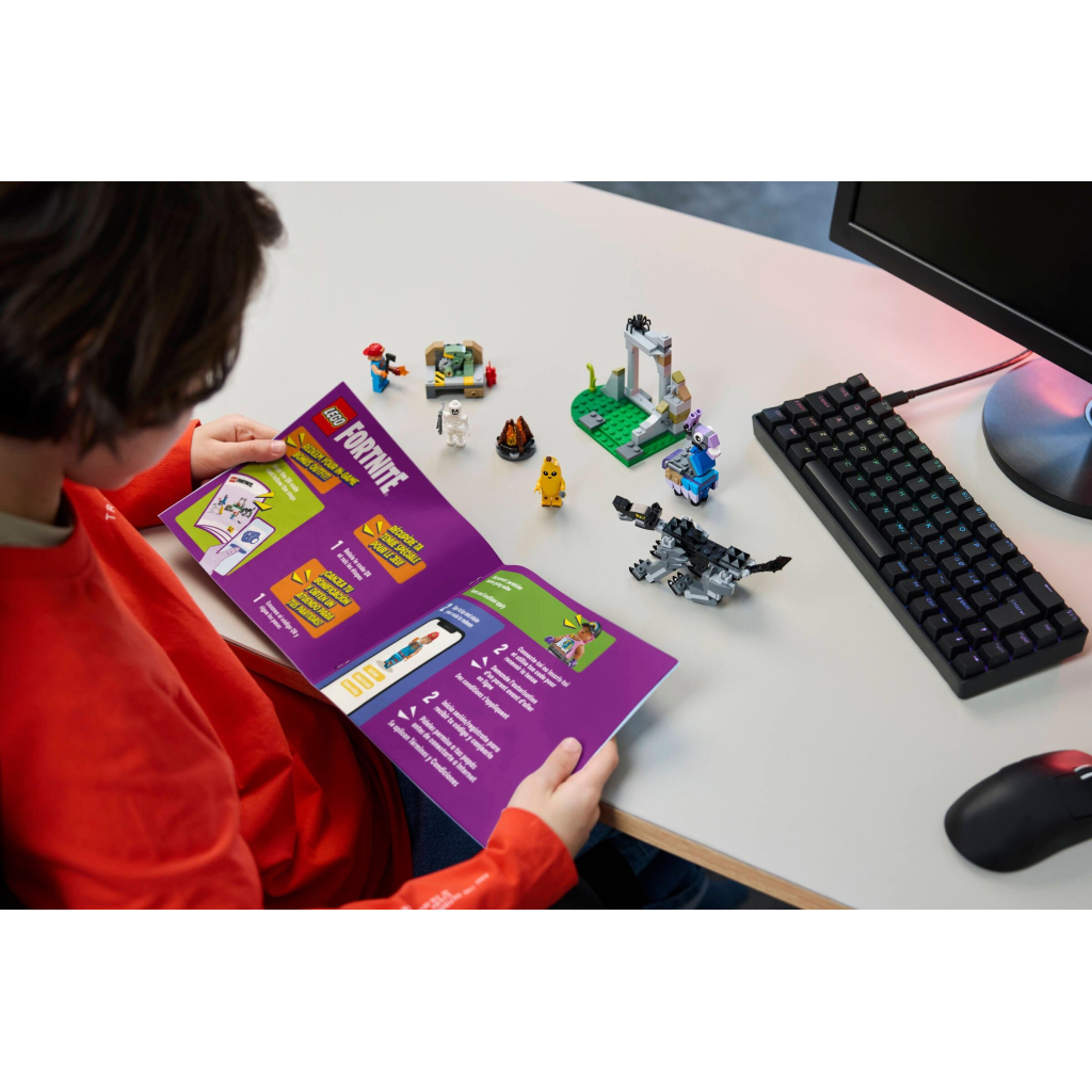 Конструктор LEGO Fortnite Табір Peely та Sparkplug (77075) - зображення 8