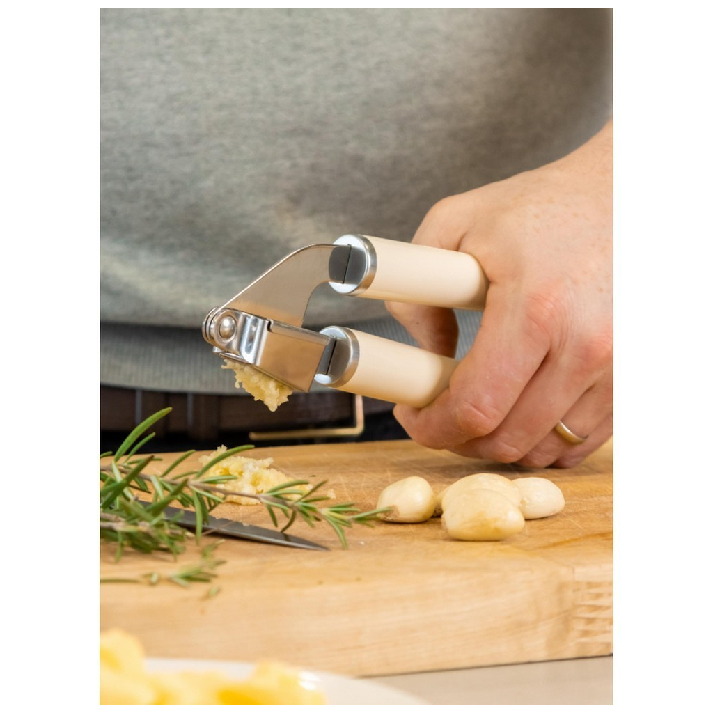 Прес для часнику KitchenAid Coreline 19 см кремовий (KAG132OHACE) - изображение 5