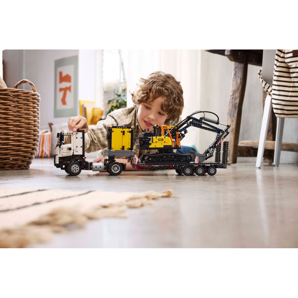 Конструктор LEGO Technic Вантажівка Volvo FMX і Електричний екскаватор EC230 (42175) - зображення 10