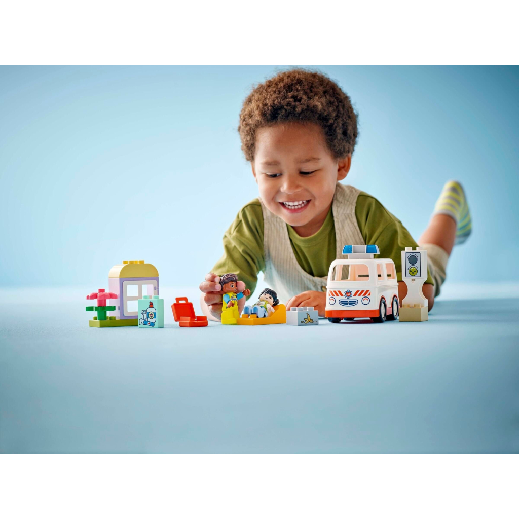 Конструктор LEGO DUPLO Town Швидка допомога та водій (10447) - зображення 6