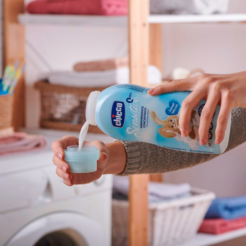 Кондиціонер для білизни Chicco Sensitive Sweet Talcum пом'якшувач тканин 750 мл (8058664103126) - зображення 3