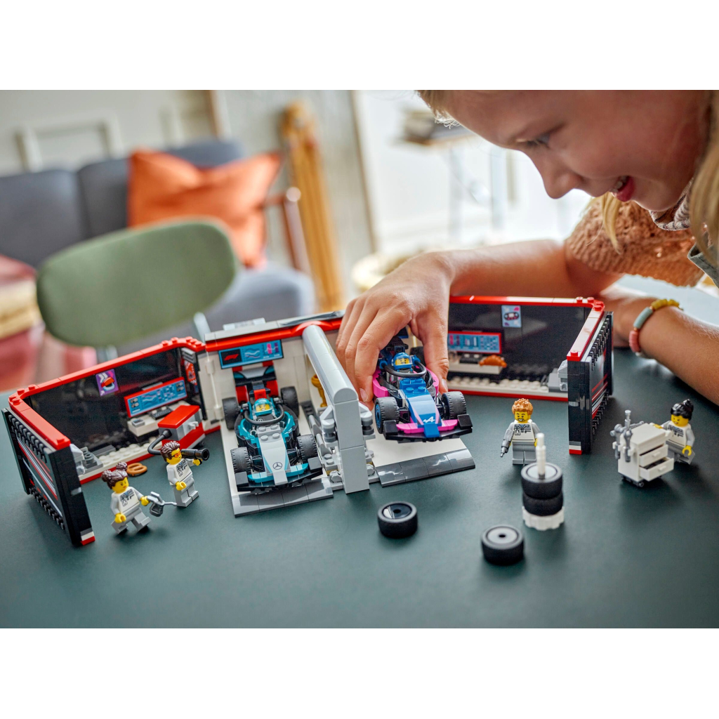 Конструктор LEGO City Гараж F1 та автомобілі Mercedes-AMG і Alpine (60444) - зображення 8