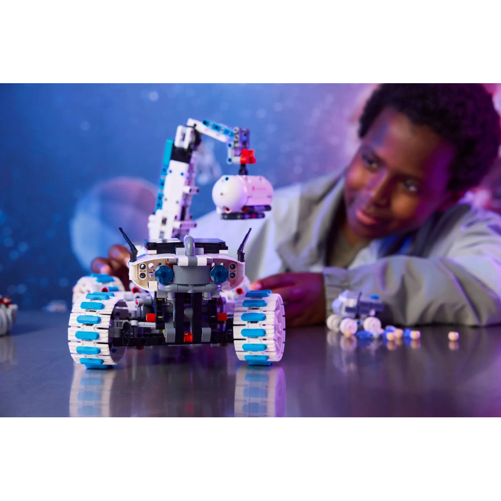 Конструктор LEGO Technic Місяцехід Lunar Outpost. Космічний корабель (42211) - зображення 10