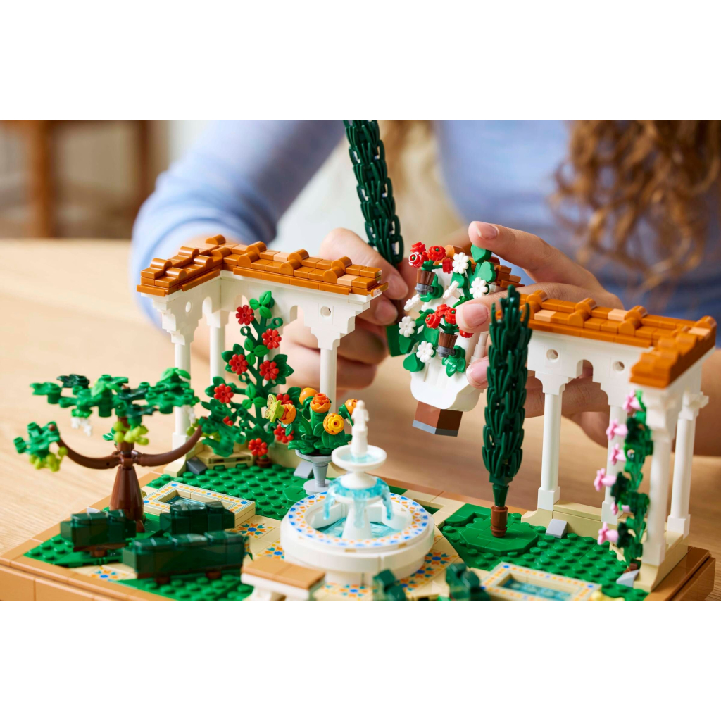 Конструктор LEGO Icons Сад фонтанів (10359) - зображення 9