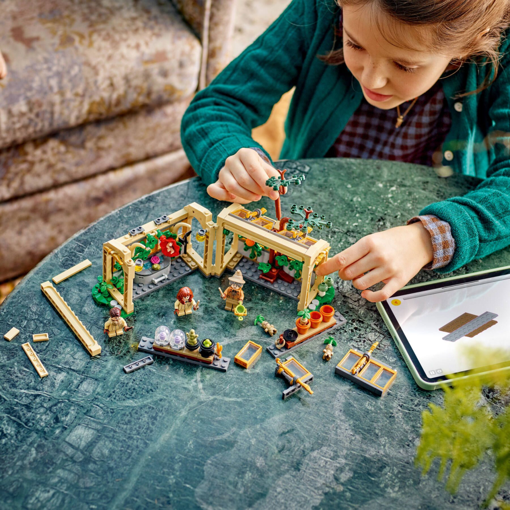 Конструктор LEGO Harry Potter Замок Хогвартс: урок гербології (76445) - зображення 8