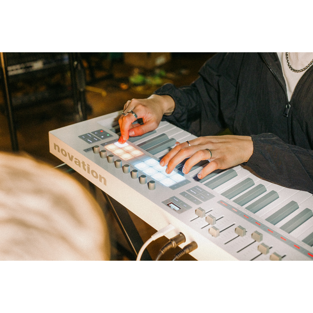 MIDI-клавіатура Novation Launchkey 49 MK4 White Edition (301235) - изображение 10